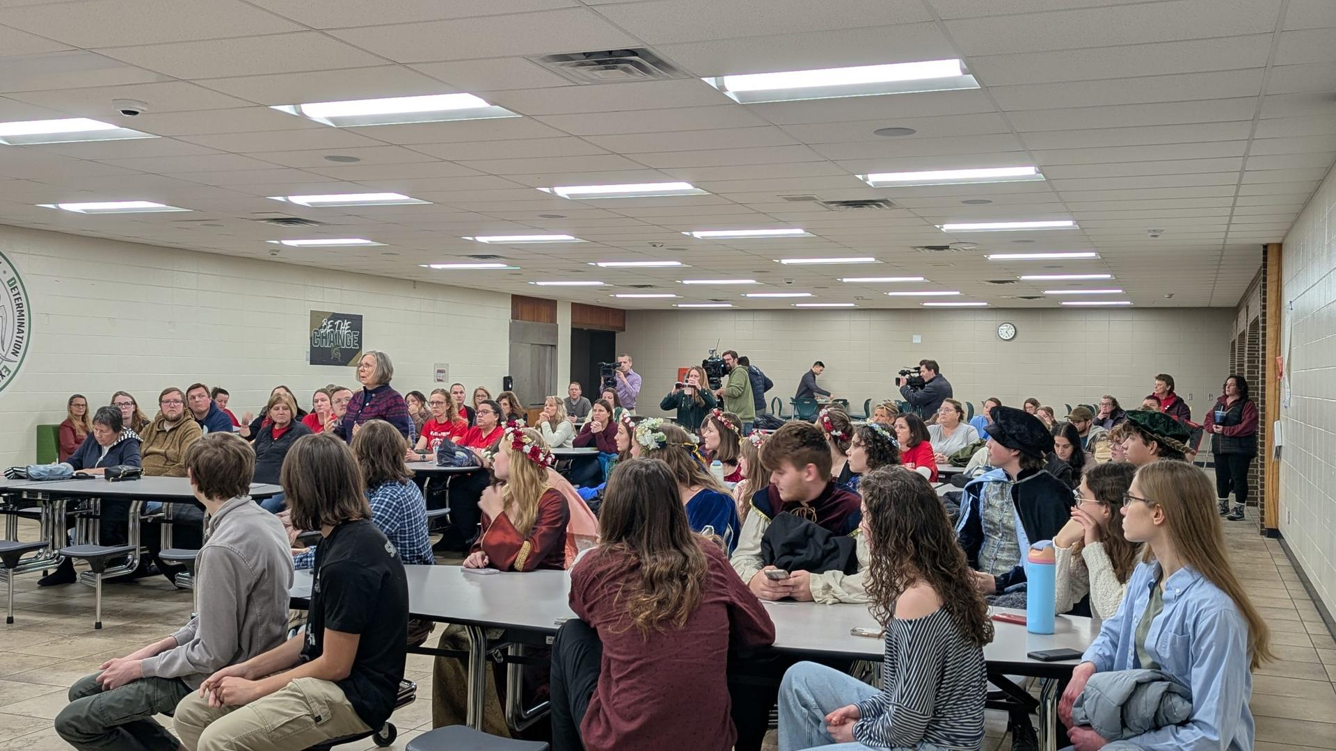 Oshkosh School Board  and community discuss $6M in budget cuts